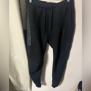 2023 Black Nike tech sweatpants